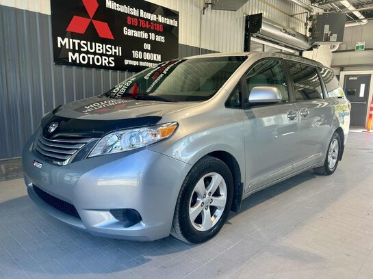 Toyota Sienna 5 portes LE 8 places assises, traction avant 2016 Argent