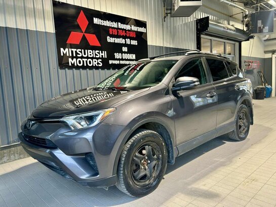 Toyota RAV4 Traction intégrale 4 portes LE 2017 Gris